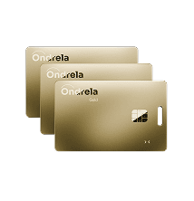 Tres tarjetas localizadoras doradas Ondrela apiladas