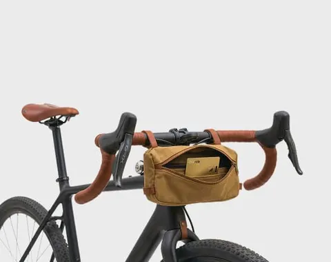 Tarjeta dorada Ondrela en una bolsa de manillar de bicicleta